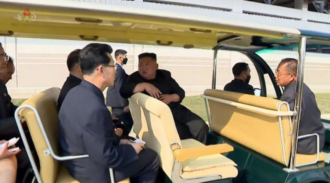 Ông Kim di chuyển trên xe điện trong chuyến thị sát ngày 1-5. Ảnh: KCTV