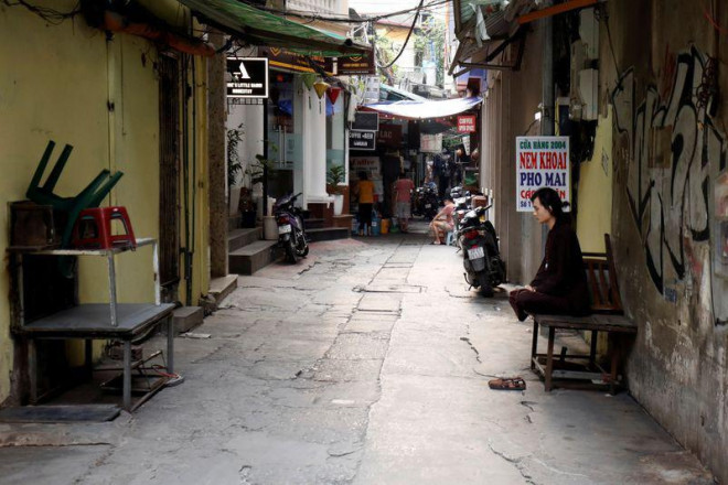 Một ngõ phố ở Hà Nội ngày 20-4. Ảnh: Reuters