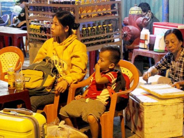 Tin tức trong ngày - Ảnh: Từ mờ sáng, dòng người lũ lượt đổ về TP.HCM