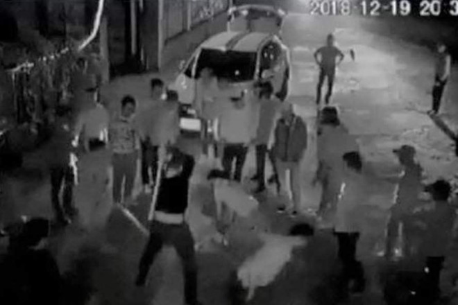 Nhóm của con nuôi Đường "Nhuệ" đã táo tợn lôi nạn nhân từ trong sân của 1 nhà hàng ra ngoài đường rồi đập gãy chân nạn nhân trong đêm tối.