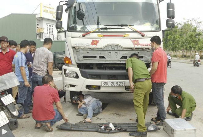 Chiếc ô tô tải gây tai nạn chết người rồi chạy khỏi hiện trường.