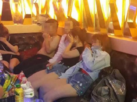 Một nhóm thanh niên tổ chức sử dụng ma túy trong quán Karaoke bị Công an TP Hà Nội phát hiện.