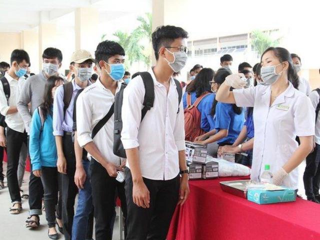 Thị trường - Tiêu dùng - Thiết bị đo thân nhiệt hồng ngoại giảm giá sâu khi nhiều trường đi học trở lại