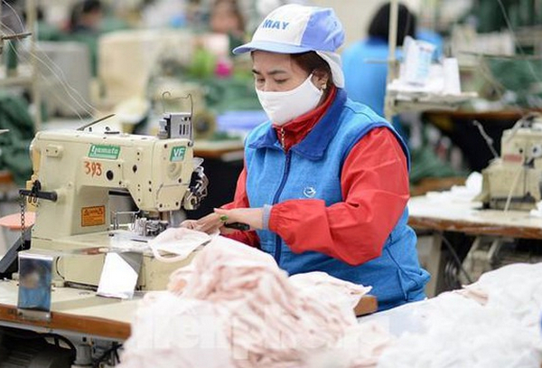 May khẩu trang đang giúp nhiều doanh nghiệp dệt may Việt Nam giữ chân người lao động – Ảnh Bộ Công Thương