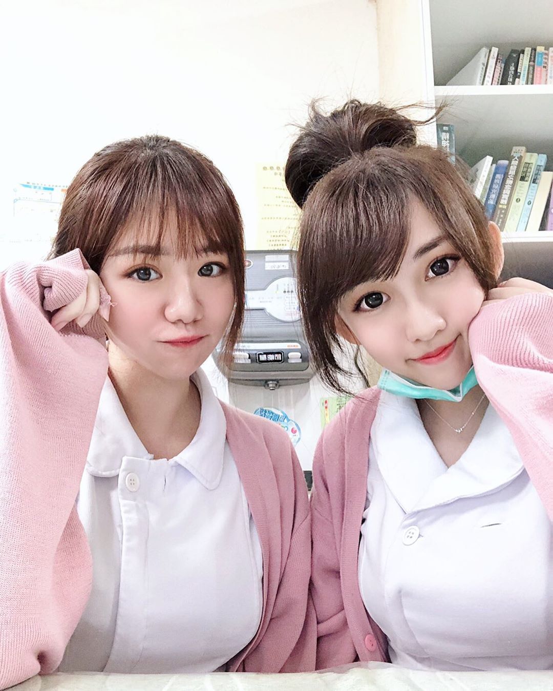 2 nữ y tá Đài Loan có gu mặc sành điệu - 1