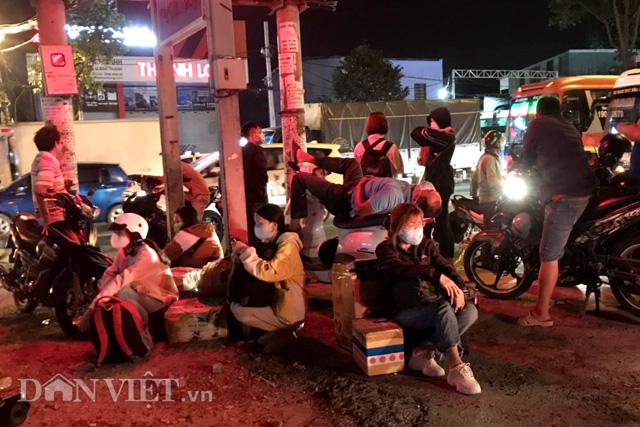 Những người khác thì chờ đợi người thân đến rước.