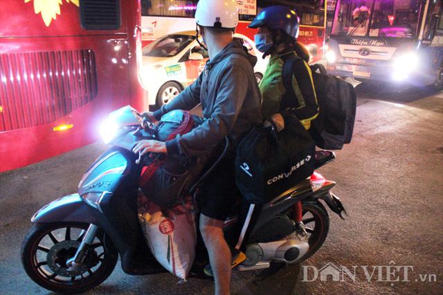 Từ mờ sáng, dòng người đã ngược xuôi, huyên náo khắp khu vực phía trước cổng 1 Bến xe Miền Đông.