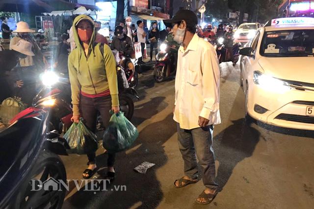 Một anh tài xế xe ôm mời khách.