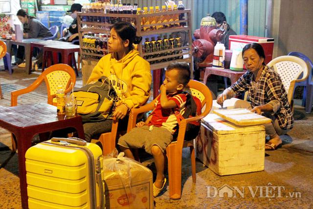 Hành khách mang theo lỉnh kỉnh hành lí từ quê vào thành phố.