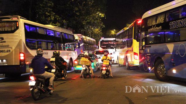 Ảnh: Từ mờ sáng, dòng người lũ lượt đổ về TP.HCM - 11