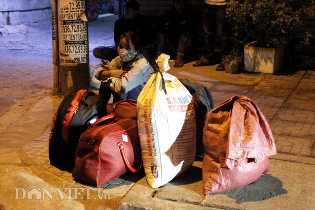 Ngồi chờ người thân bên đống hành lý, em Nguyễn Mộng Tuyền kể mới từ Bình Định vào.