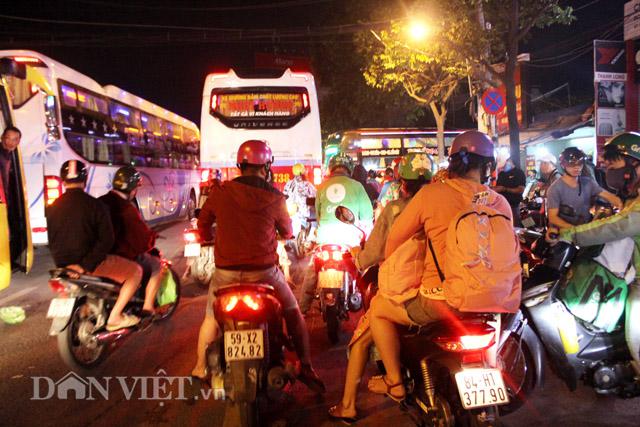 Đến 4h sáng là cao điểm xe ra vào. Hàng loạt xe khách nối đuôi nhau xếp hàng từ dưới chân cầu Bình Triệu để chờ vào bến.