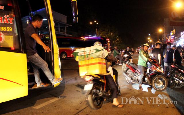 Xe Grab luồn lách giữa các khoảng trống chật hẹp để di chuyển.