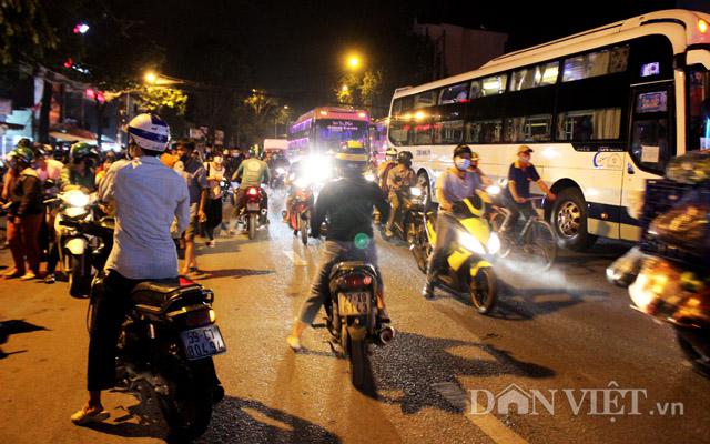 Xe cộ xuôi ngược, chen lấn nhau trước cổng Bến xe Miền Đông. Dự kiến hôm nay đến khuya mai, vẫn còn một lượng khách rất đông nữa sẽ tiếp tục đổ dồn về TP.HCM.