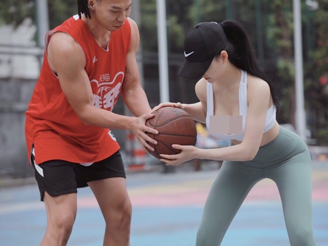 Hiện tại, không chỉ nam giới yêu thích bộ môn bóng rổ mà các cô gái cũng quan tâm đến loại hình thể thao này.