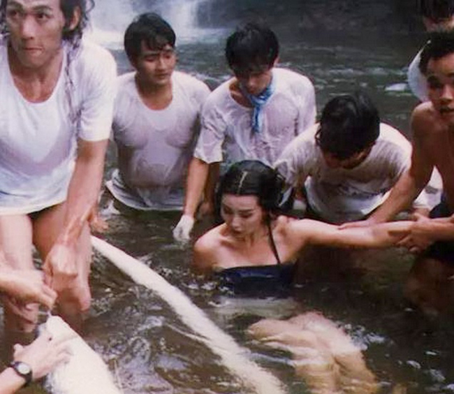 Thực tế Trương Mạn Ngọc là người sợ nước nên trước mỗi cảnh quay dưới suối, cô đều được sự giúp đỡ của nhiều nhân viên hậu trường.