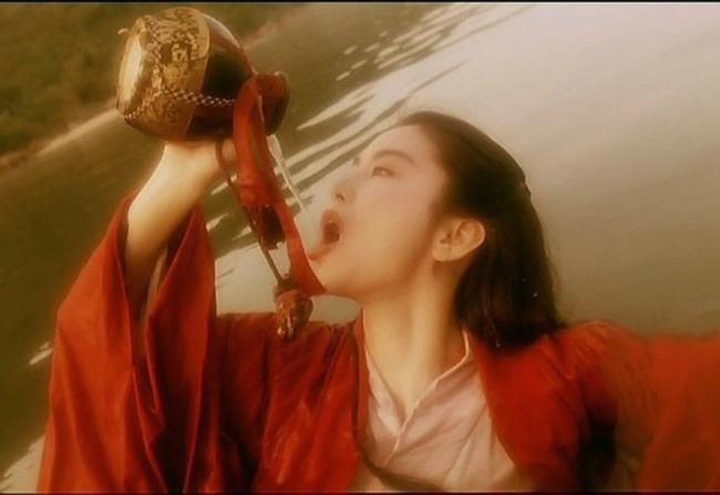 Lâm Thanh Hà với cảnh uống rượu dưới hồ trong "Tiếu ngạo giang hồ" được khen đẹp như một bức tranh.