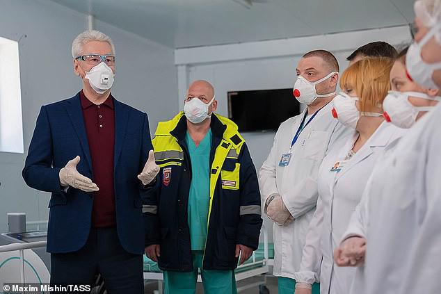 Thị trưởng Moscow Segei Sobyanin đến thăm một bệnh viện điều trị Covid-19 ở bên ngoài thủ đô hôm 2-5. Ảnh: TASS