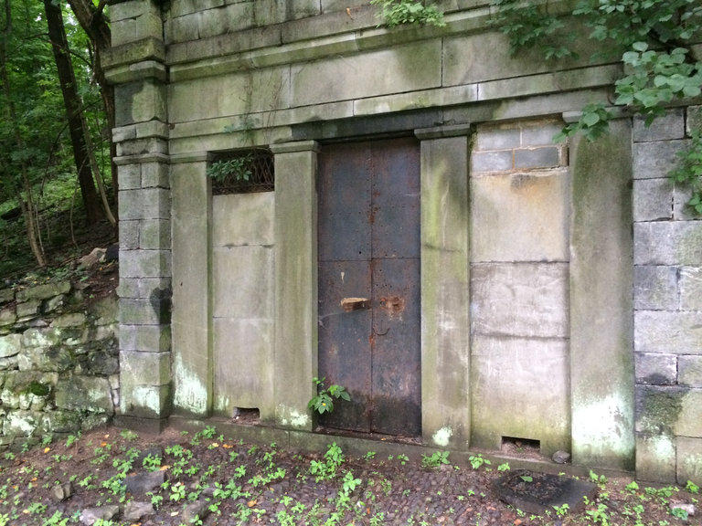 Khu vực hầm mộ, nơi phát hiện ra thi thể nạn nhân.