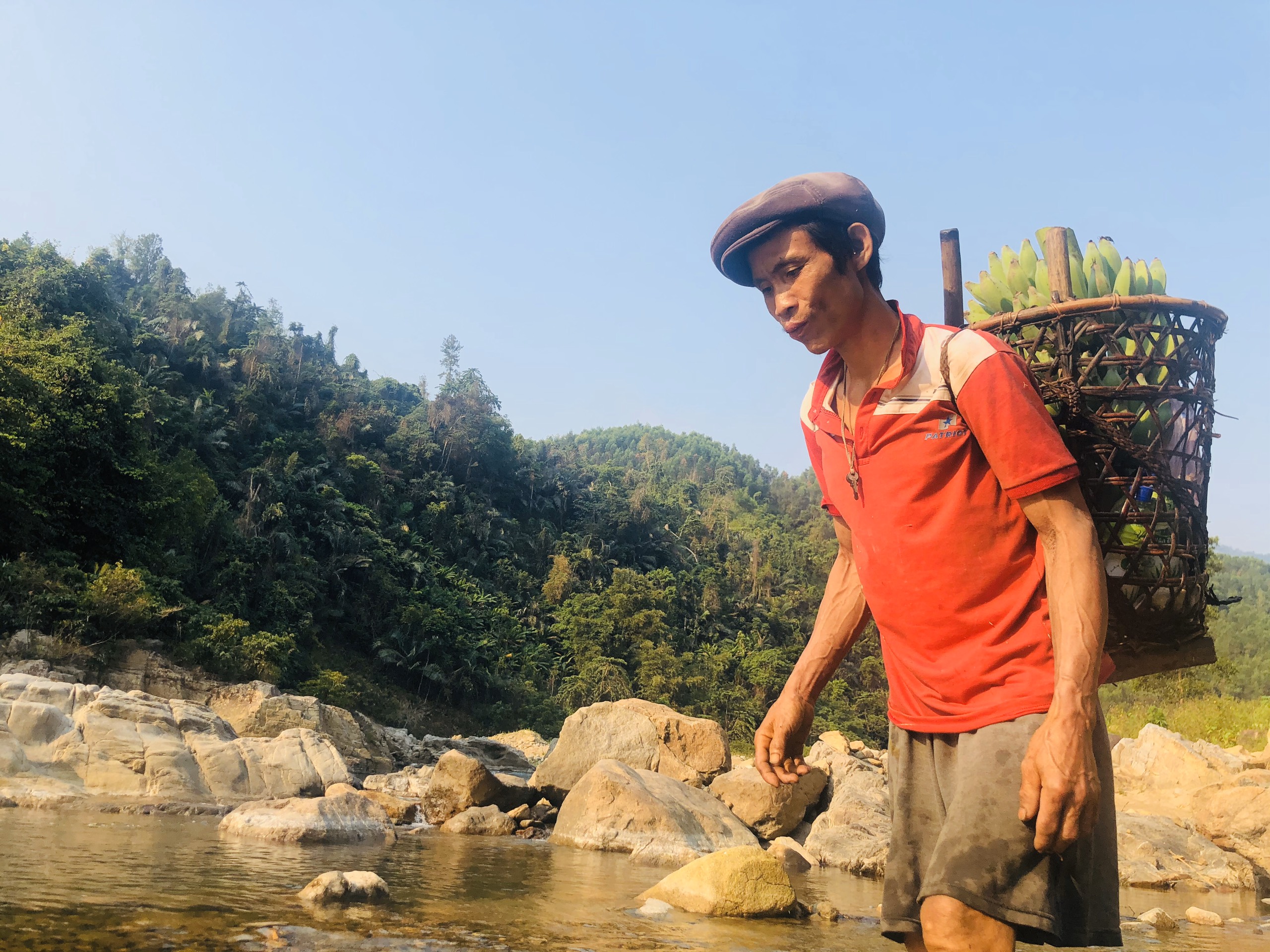 Gặp lại “người rừng”:  Không bỏ làng vào rừng nữa - 3