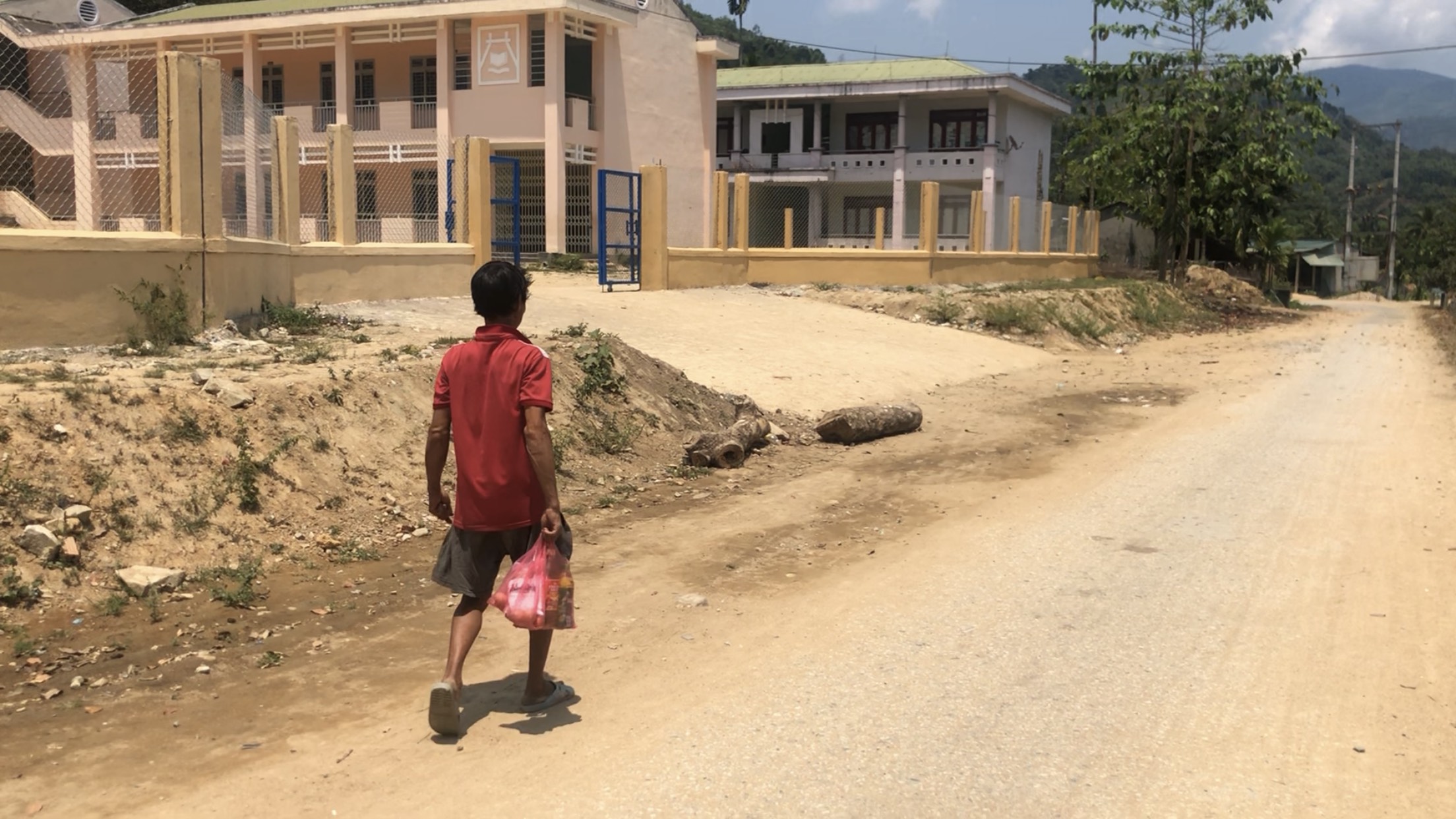 Gặp lại “người rừng”:  Không bỏ làng vào rừng nữa - 4