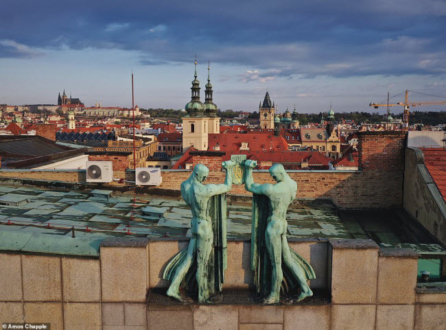 Bức tượng được sáng tác bởi nhà điêu khắc Franz Metzner (1870-1919) trên một tòa nhà cổ ở Prague. Trên tòa nhà này còn có một cặp tượng tương tự khác.