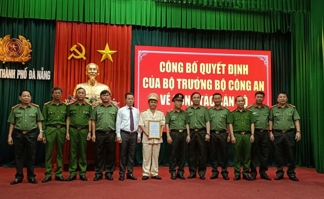 Đại tá Phan Văn Dũng nhận quyết định điều động đến giữ chức Phó giám đốc Công an TP Đà Nẵng