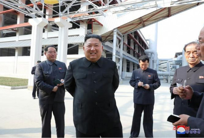 Ông Kim Jong Un tham dự lễ khánh thành một nhà máy phân bón ở phía bắc thủ đô Bình Nhưỡng. Hình ảnh này do Thông tấn Trung ương Triều Tiên (KCNA) phát đi ngày 2/5. Ảnh: KCNA /REUTERS