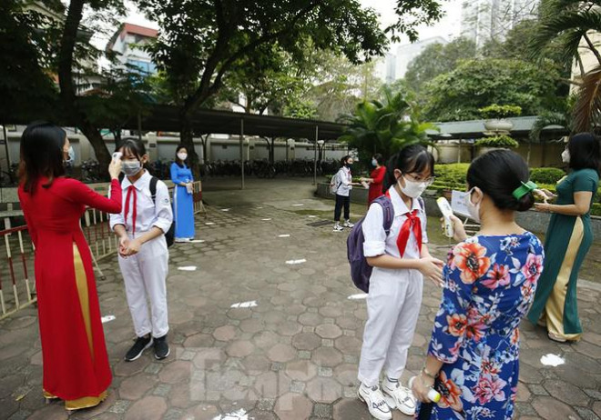 Học sinh đeo khẩu trang, chào cờ tại lớp học trong ngày đầu trở lại trường - 7