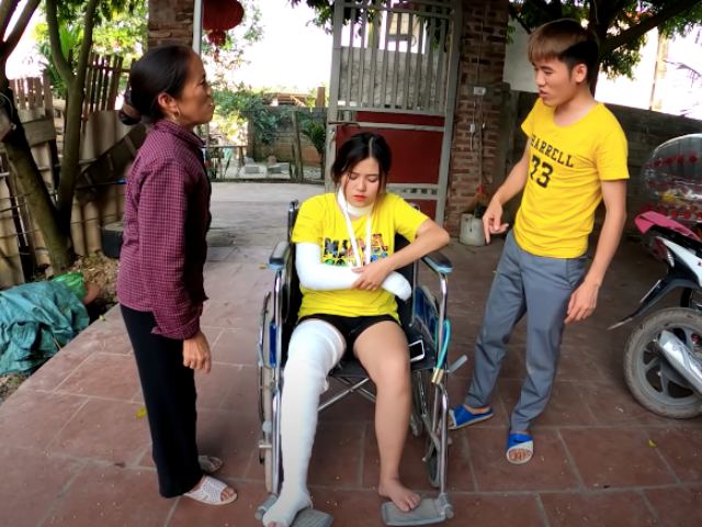 Con trai bà Tân Vlog kiếm tiền tỷ từ YouTube, vượt thu nhập của mẹ vẫn bị chỉ trích dữ dội