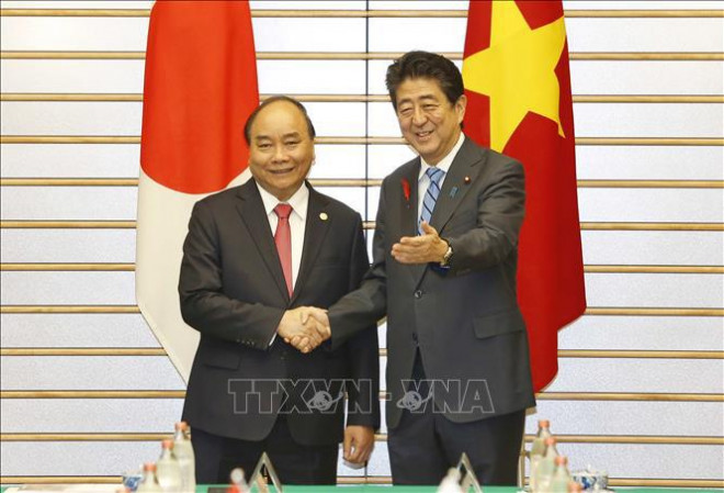 Thủ tướng Nhật Shinzo Abe đón Thủ tướng Nguyễn Xuân Phúc thăm Nhật Bản năm 2018. Ảnh: TTXVN.