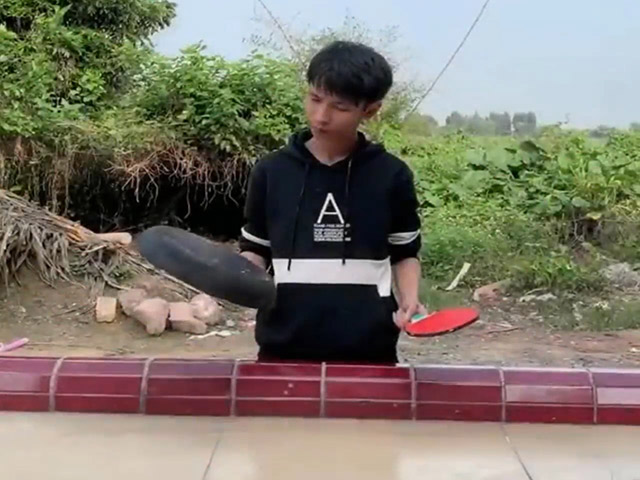 Video Clip Cười - Trận đấu bóng bàn "cồng kềnh" và cái kết