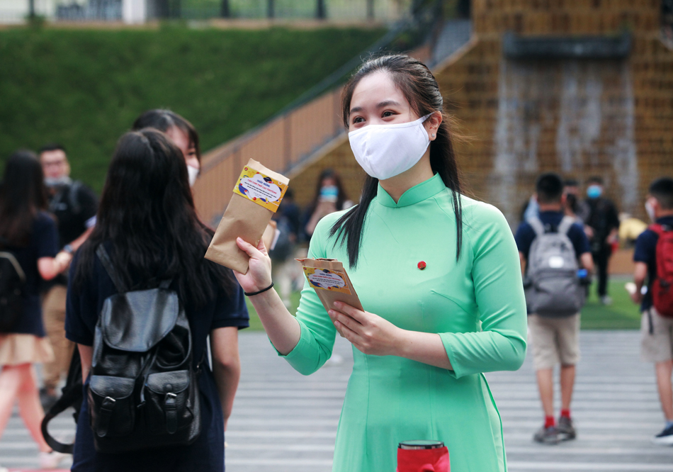Thầy cô vui mừng&nbsp;khi nhìn thấy các em bước đến trường sau&nbsp;gần 3&nbsp;tháng không gặp. Họ chỉ được gặp nhau qua những buổi&nbsp;học&nbsp;online.