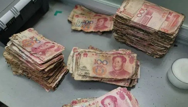Mới đây, một người phụ nữ ở An Huy, Trung Quốc đã đến ngân hàng nhờ giúp đỡ và mang theo một loạt tờ tiền bị rách nát.