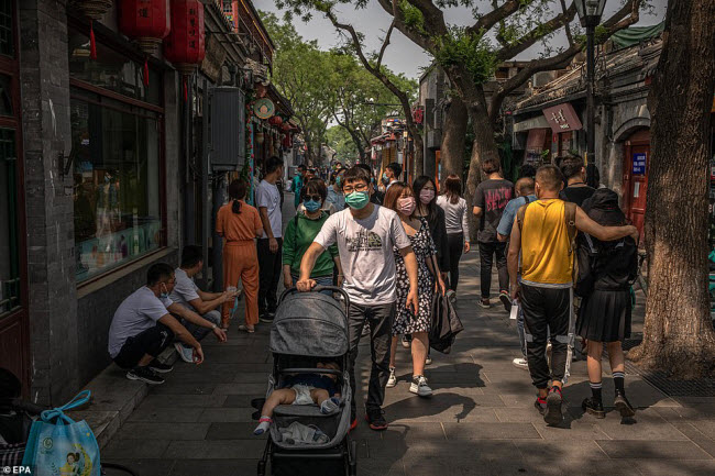 Du khách tham quan phố cổ Nanluoguxiang ở quận Đông Thành, Bắc Kinh.