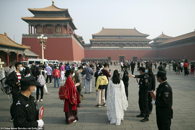 Du khách được kiểm tra trước khi vào tham quan bảo tàng Tử Cấm Thành.