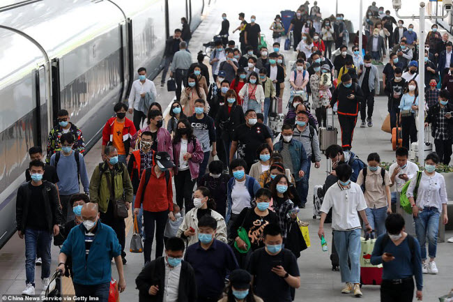 Hành khách xếp hàng tại một nhà ga tàu hỏa ở thành phố Nam Kinh.