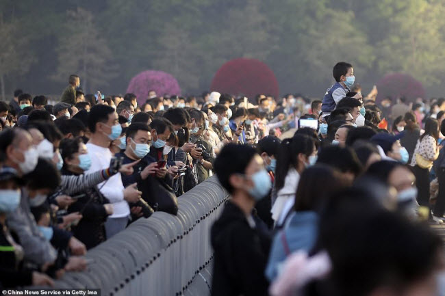 Đám đông tập trung xem lễ thượng cờ tại quảng trường Thiên An Môn.