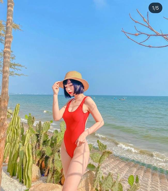 Nhã Ca sở hữu làn da trắng nuột nà nên những mẫu đồ bơi cô mặc giúp tôn lên làn da một cách triệt để.&nbsp;