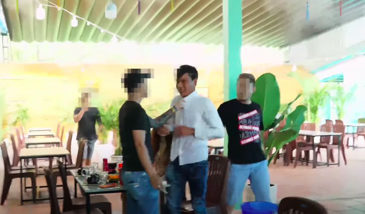 Lộc phụ hồ bất ngờ bị hành hung trong quán ăn.