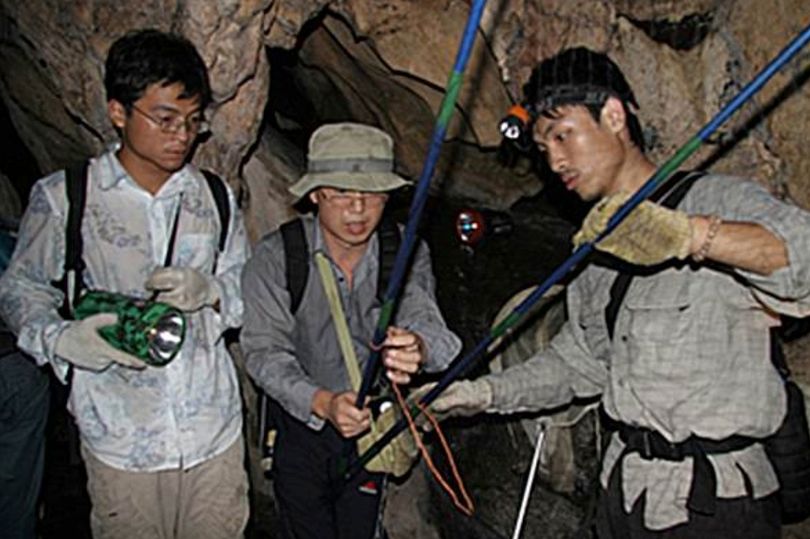 Các nhà khoa học Vũ Hán khám phá hang dơi. Ảnh: Daily Star.