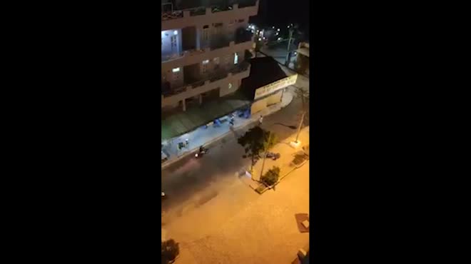 Nhiều tiếng nổ chát chúa vang lên khi nhóm thanh niên hỗn chiến