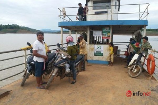  Ông A Hiếu trên chiếc phà.