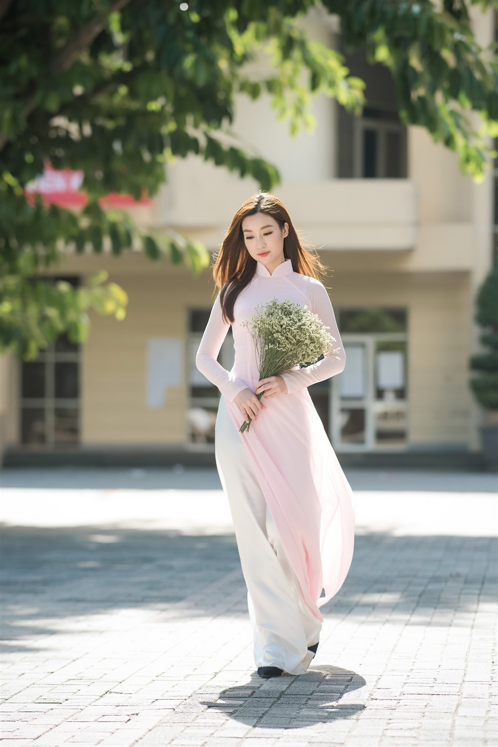 Việt Nam tự hào với tà áo dài mang vẻ đẹp truyền thống.
