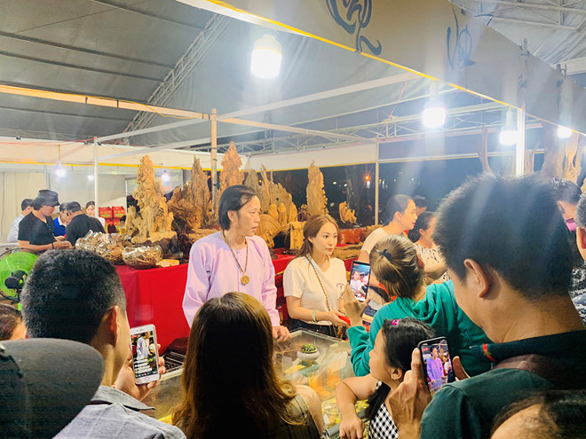 Dở khóc dở cười khi sao Việt đi chợ: Bị fan vuốt má, chen lấn gây náo loạn cả khu phố - 1