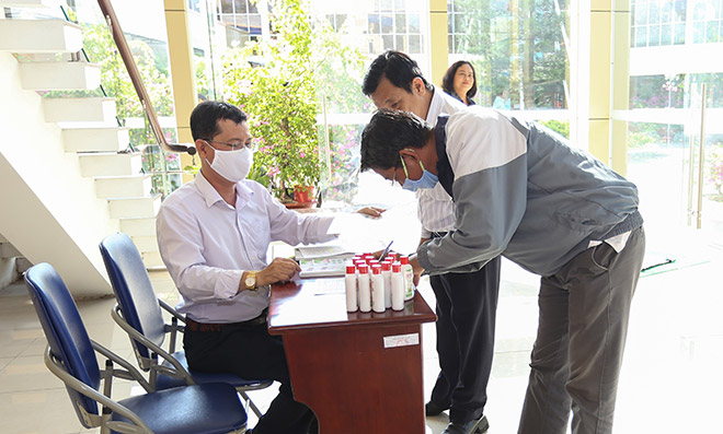 Đại diện các trường học trong địa bàn thành phố Cần Thơ nhận quà tặng của Dược Hậu Giang