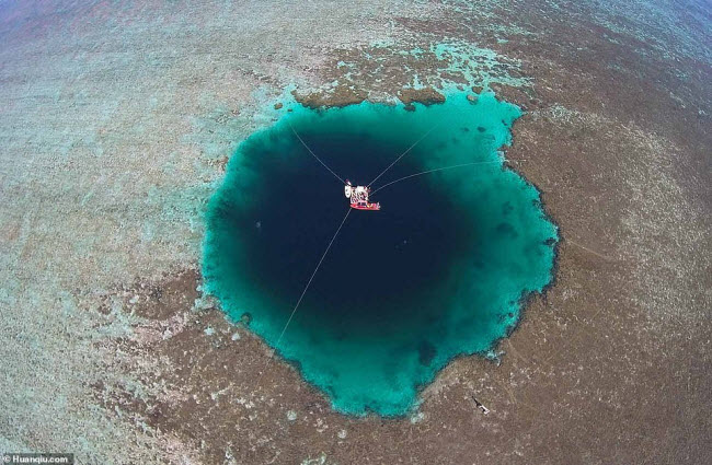 Hố Rồng, Biển Đông: Đây được coi là hố tử thần dưới nước sâu nhất thế giới. Nó được phát hiện vào năm 2016 với độ sâu lên tới 300,89 m.