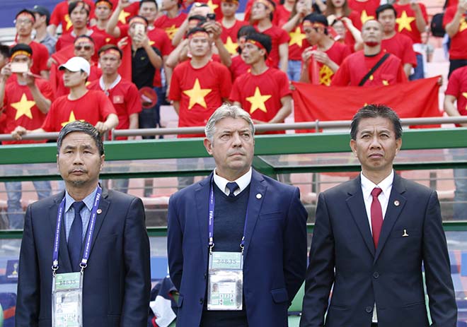 Ông Gede (giữa) cùng U20 Việt Nam dự U20 World Cup 2017