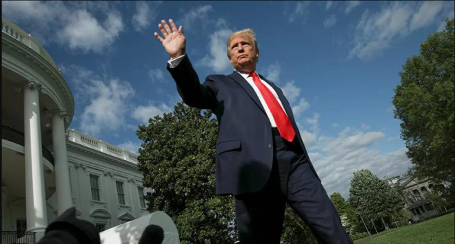 Tổng thống Trump vẫy chào mọi người tại Nhà Trắng hôm 1-5. Ảnh: REUTERS