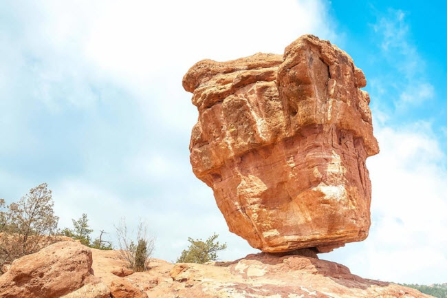 Đá cân bằng, Mỹ: Tảng đá sa thạch nặng 700 tấn ở bang Colorado đã giữ thăng bằng như thế này trong suốt 3 triệu năm. Các chuyên gia giải thích rằng, nó được hình thành qua quá trình xói mòn do tác động của gió và mưa trong hàng triệu năm.
